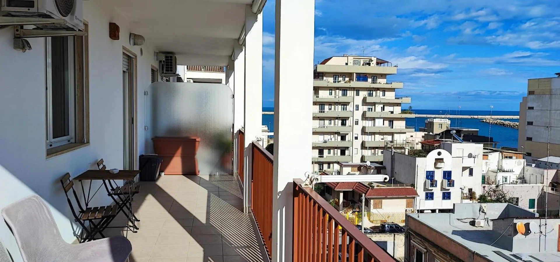 Faro Exclusive Suite Bari 0*,  Italia